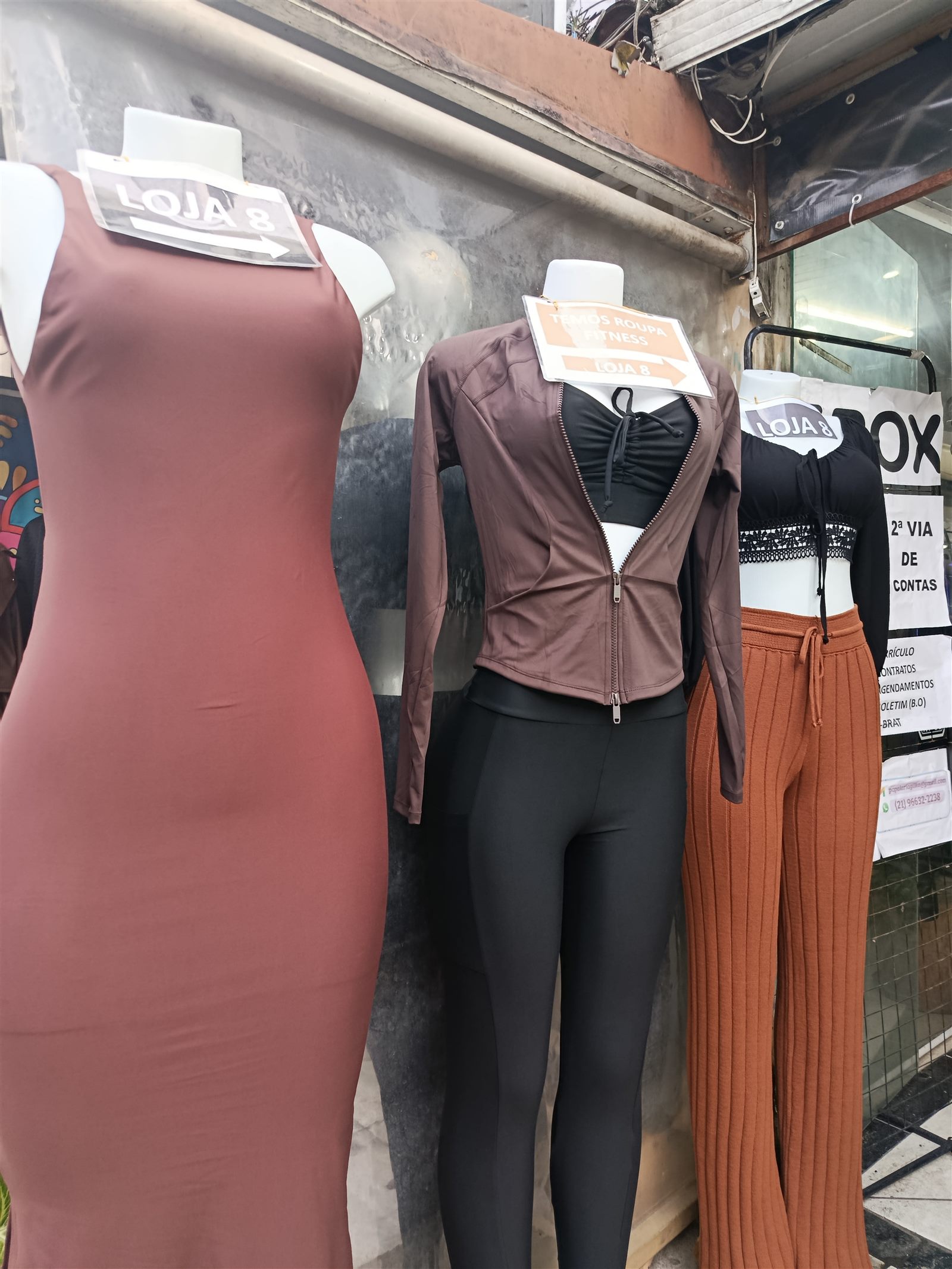 Manequins e peças na entrada da VJ Modas