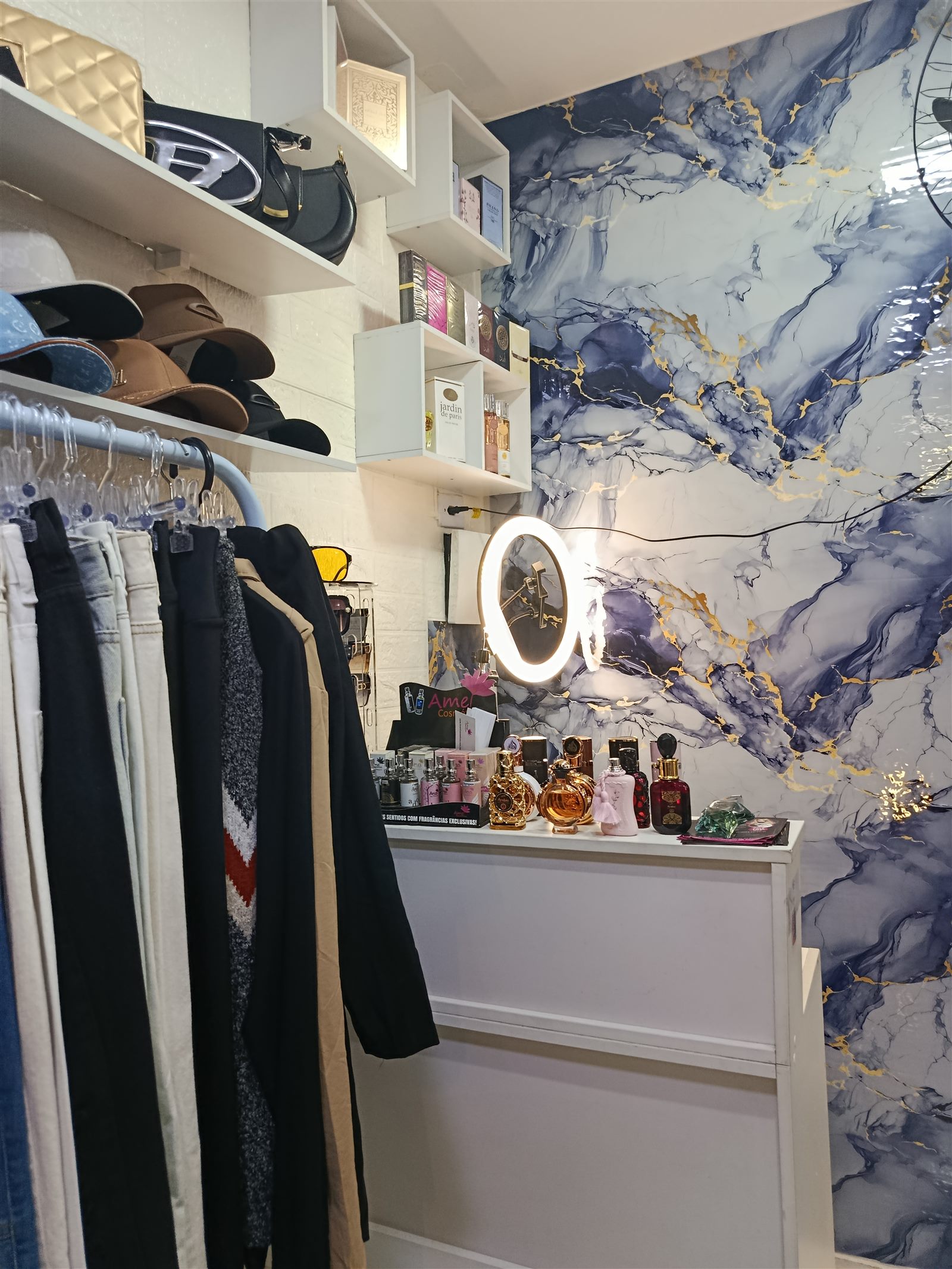 Interior da VJ Modas com roupas e acessórios