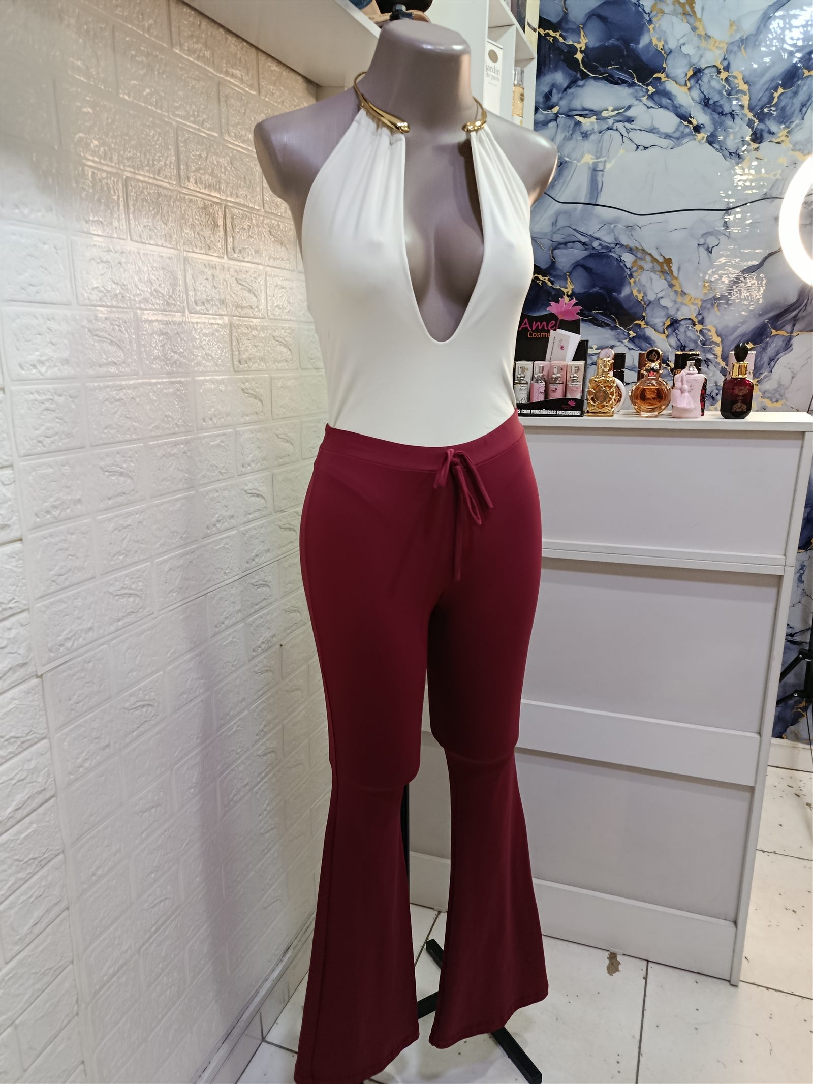 Look com calça flare vermelha