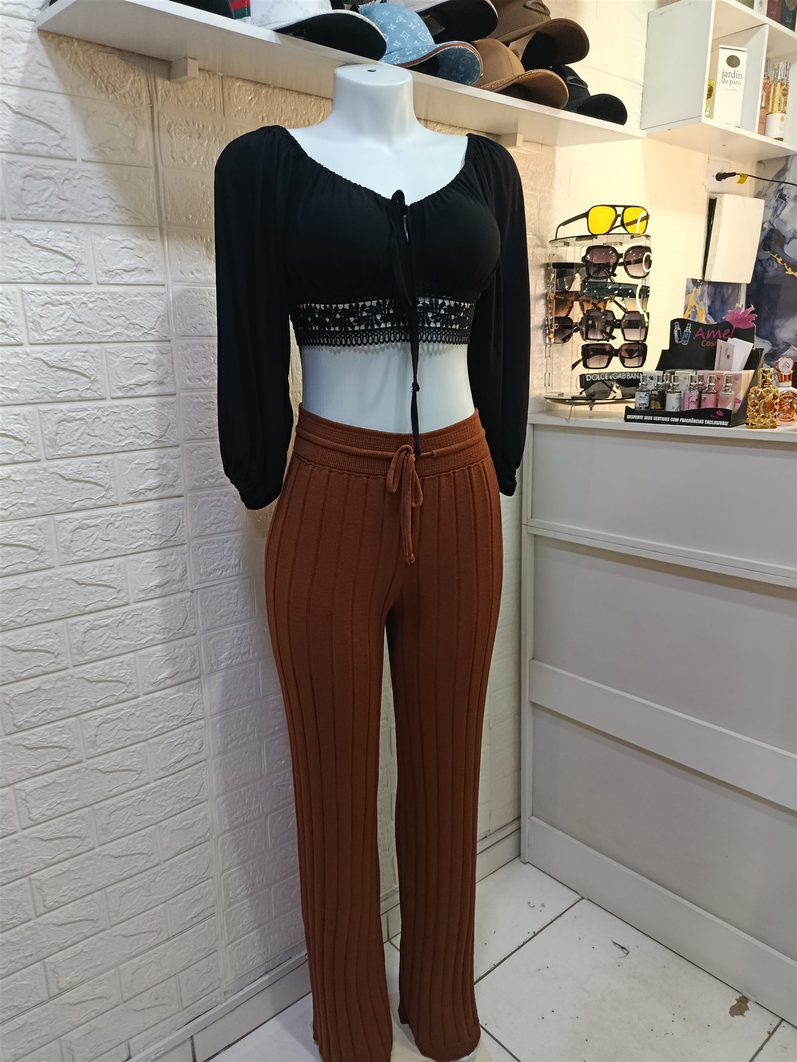 Look com cropped preto e calça terracota